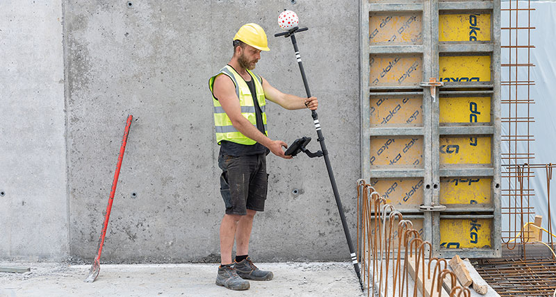 Outil de construction robotisé Leica iCS50 sur un trépied à verrouillage rapide.
